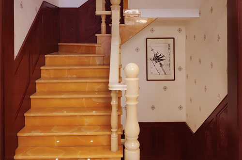 汉寿中式别墅室内汉白玉石楼梯的定制安装装饰效果